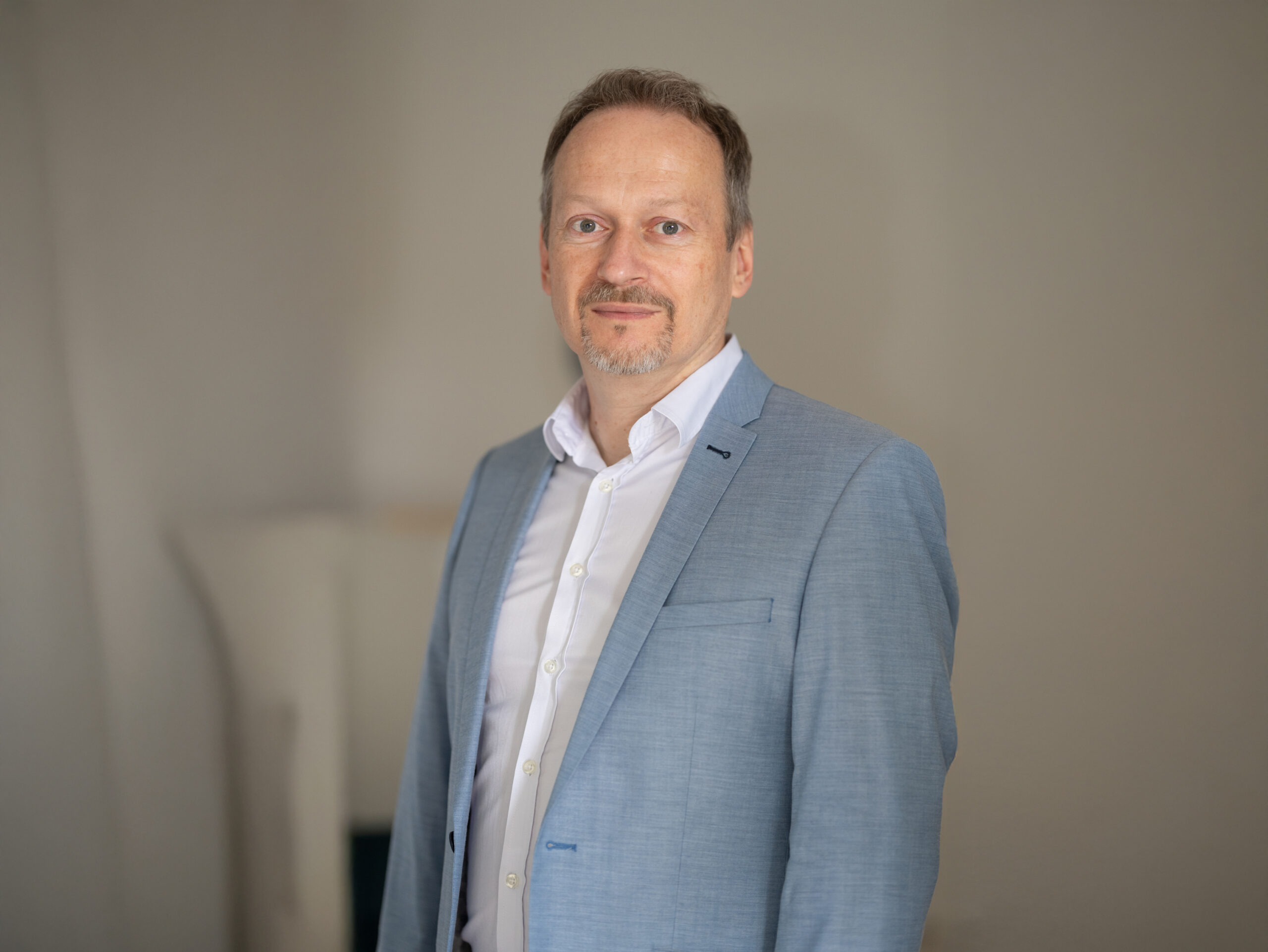 Günter Wildmann, Portrait von Katharina Axmann Photography Günter Wildmann, Wirtschaftsinformatiker und Techniker, gründete nach seiner Selbstständigkeit als Softwareentwickler ein Telematikunternehmen.